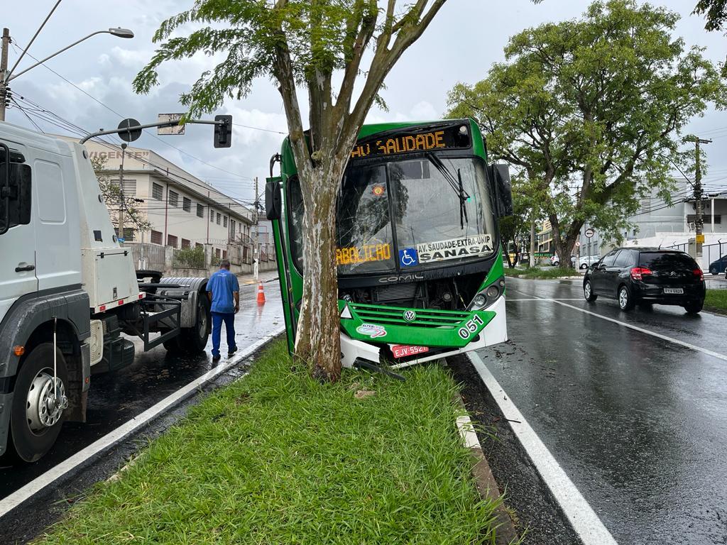 Homem ataca motorista, sequestra ônibus e bate em árvore durante fuga em Campinas