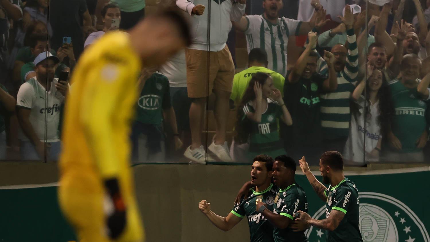 Palmeiras bate o Athletico, vence quinta seguida e cola no líder