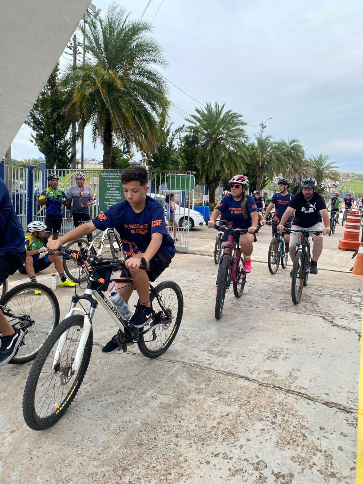 Passeio Ciclístico reúne centenas de participantes e arrecada alimentos