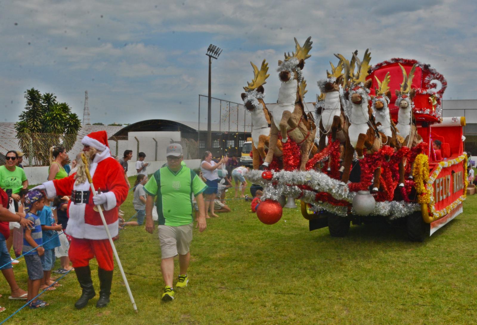 Papai Noel atrai milhares de pessoas no São João Futebol Clube