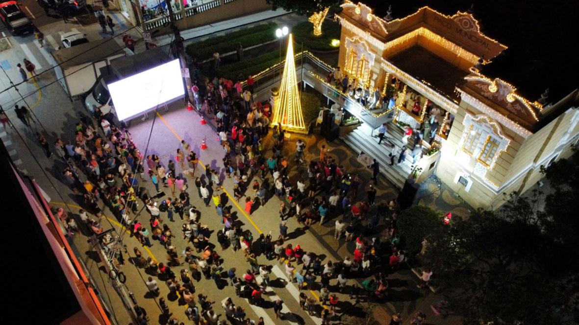 Casa do Papai Noel é inaugurada com muita festa