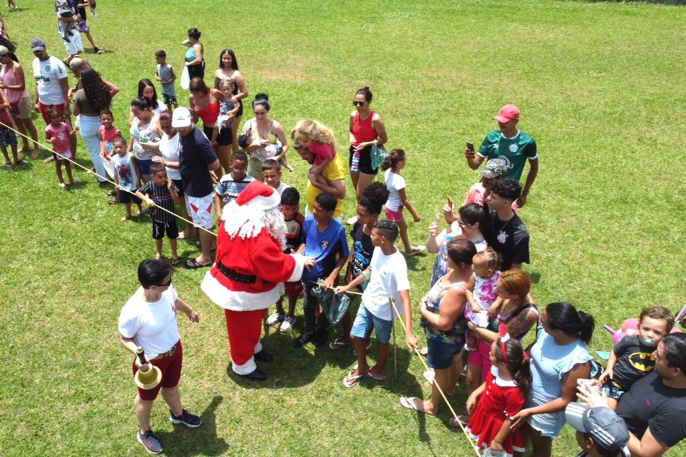 Chegada do Papai Noel de helicóptero faz a festa das crianças e familiares
