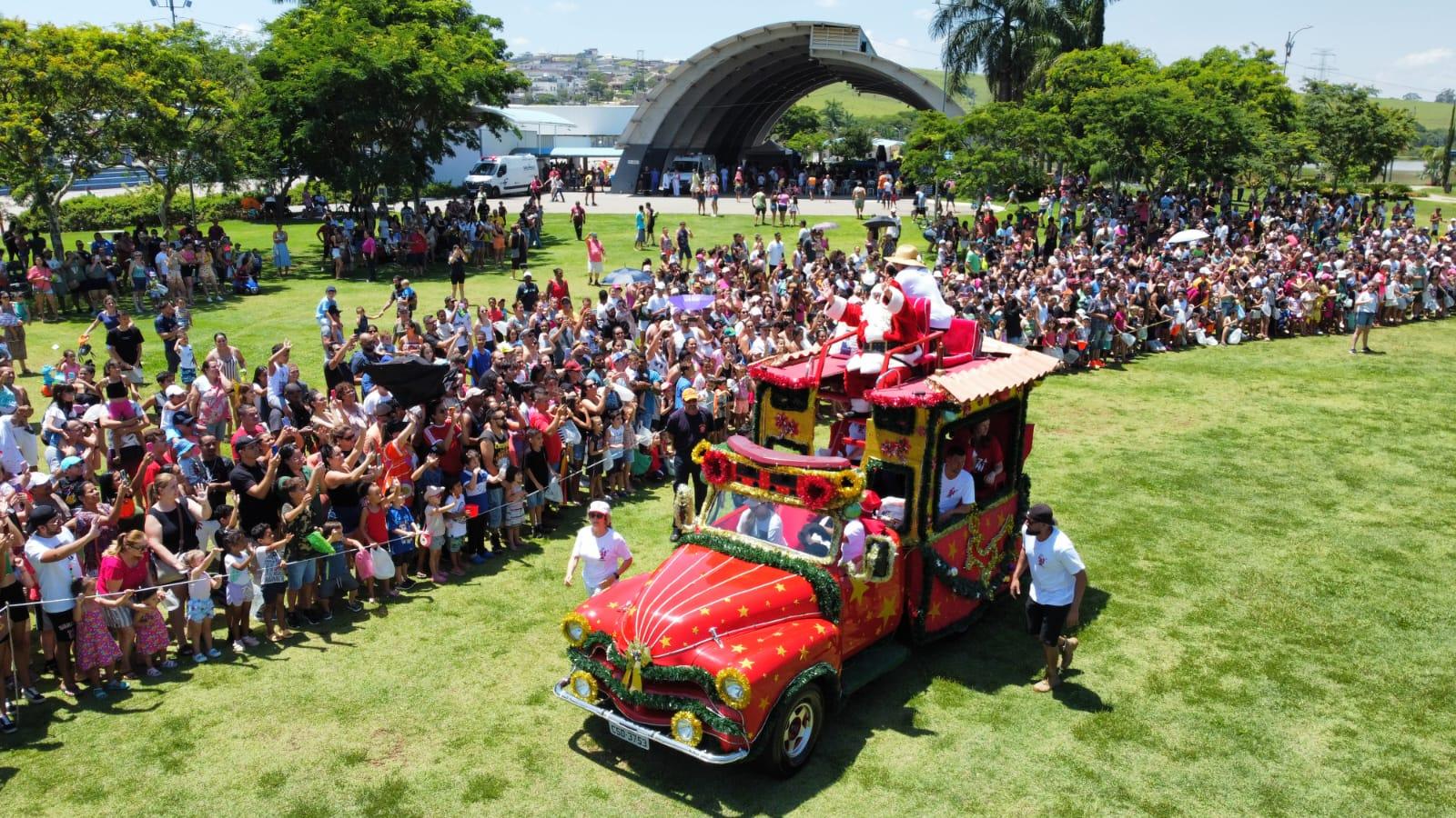 Chegada do Papai Noel leva milhares de pessoas ao Parque Luis Latorre