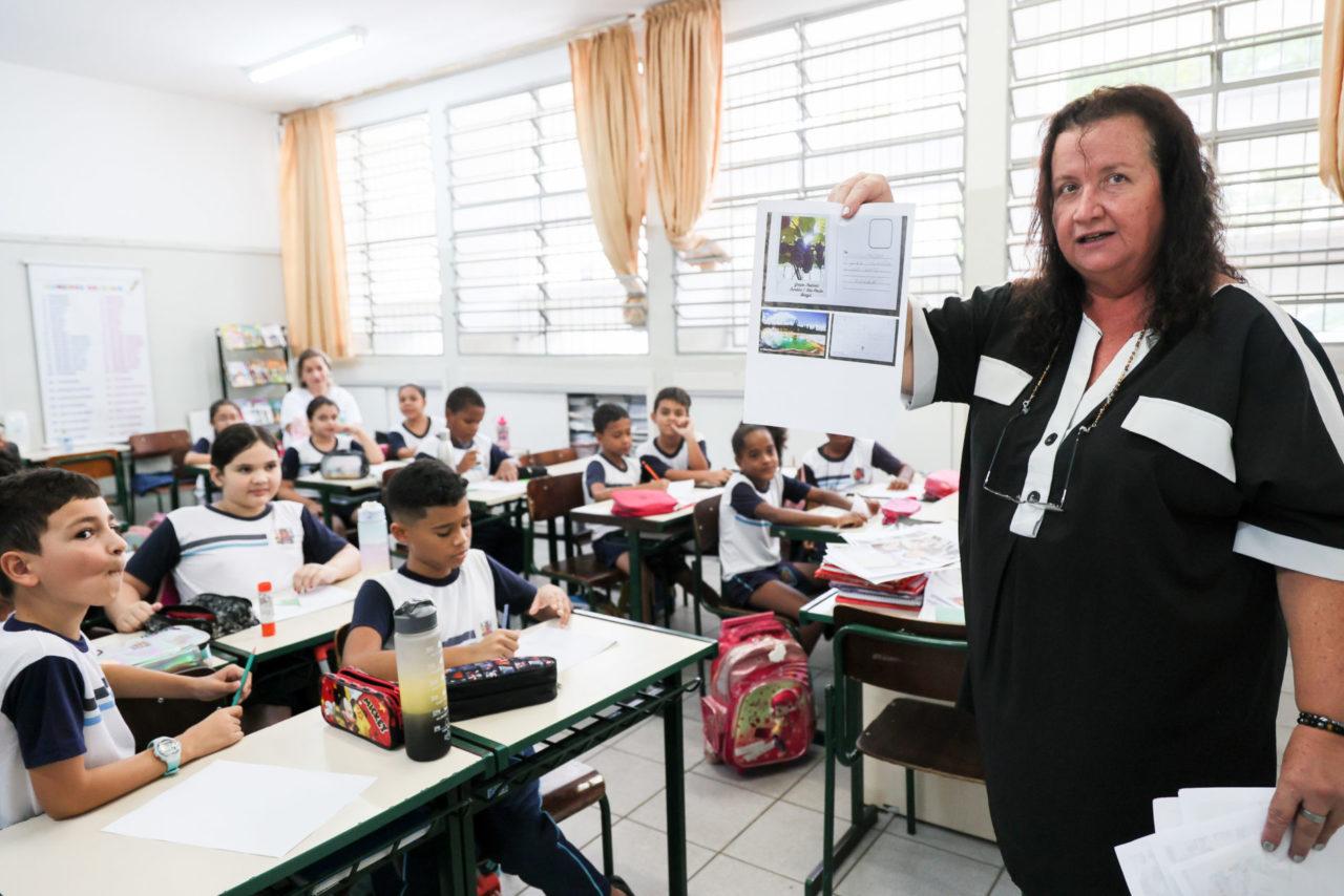 Crianças aplicam conteúdo da aula de Inglês em correspondência com amigos nos Estados Unidos