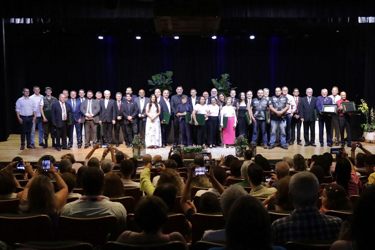 Homenageados recebem títulos de vereadores e prefeito em solenidade