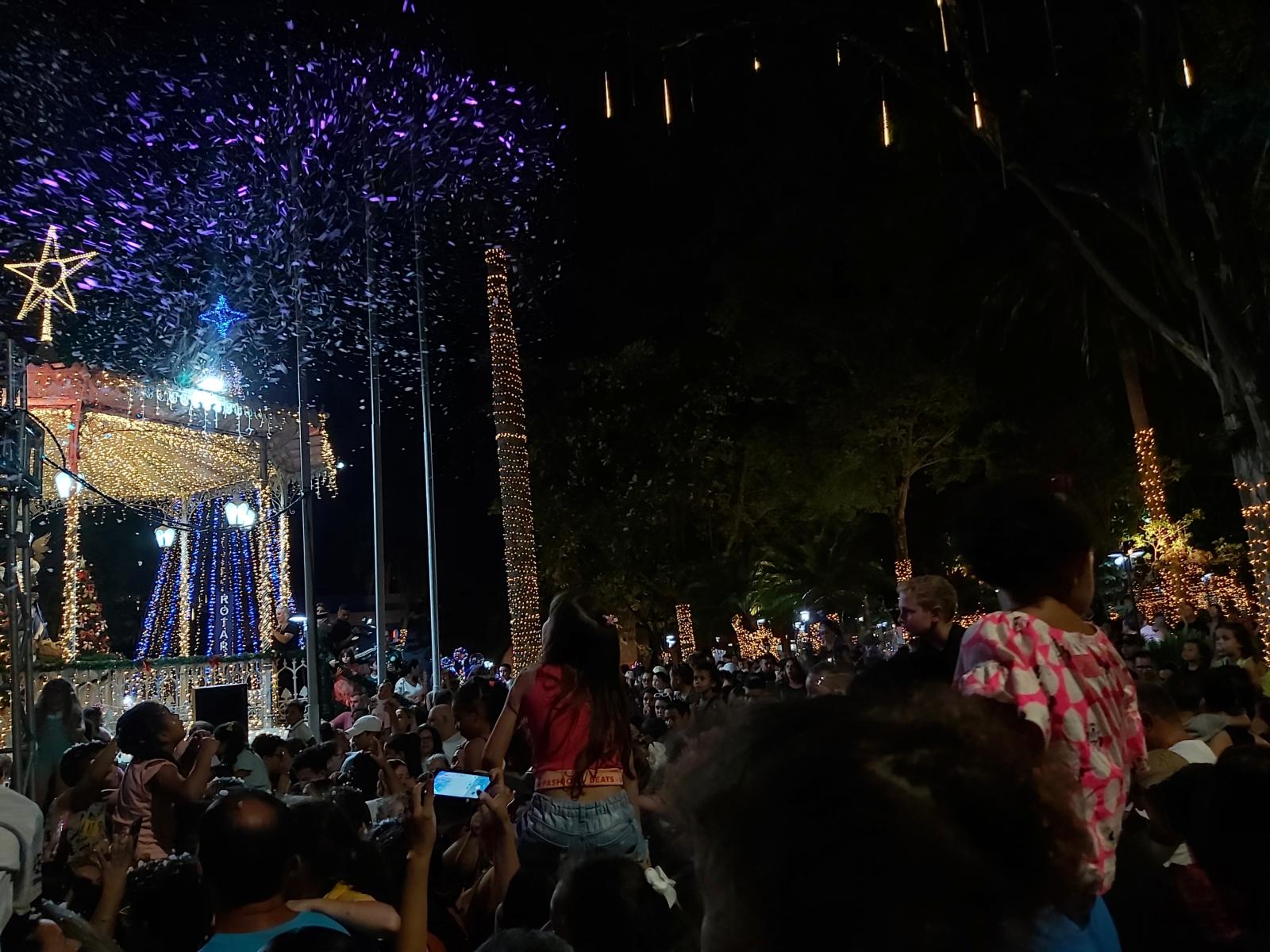 Lançamento de decoração natalina e show de neve marcam fim de semana em Itatiba