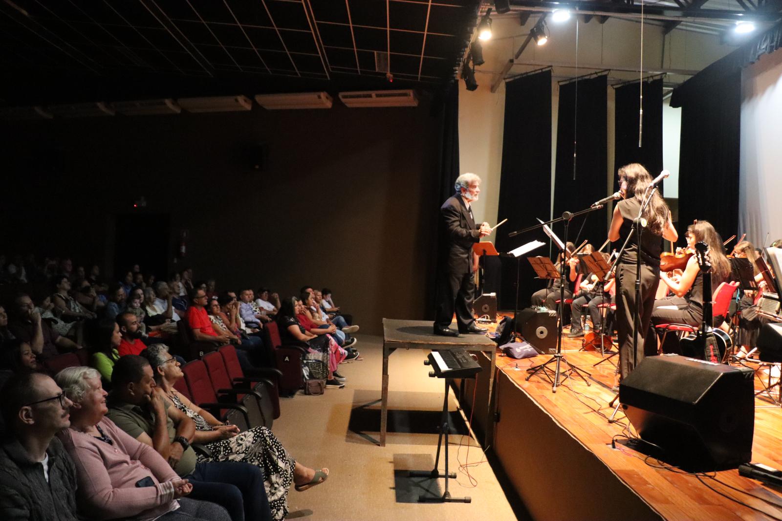 ‘Música e Lutheria’ e peça teatral do CRAS se apresentam no Teatro Municipal em Morungaba