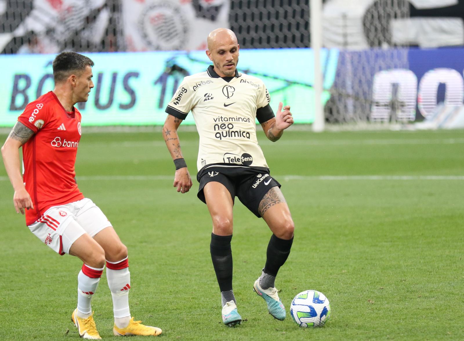 Na despedida de Fábio Santos, Corinthians perde para o Inter