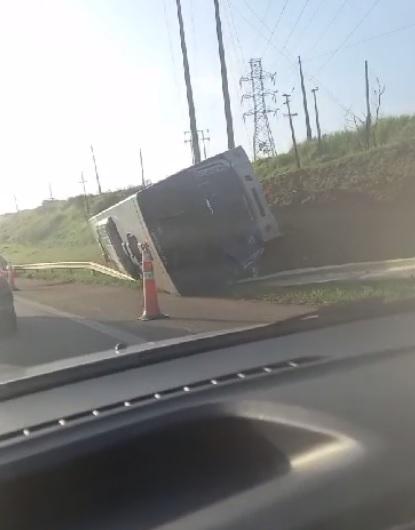 Ônibus é fechado por carro e tomba na SP-101; 8 feridos