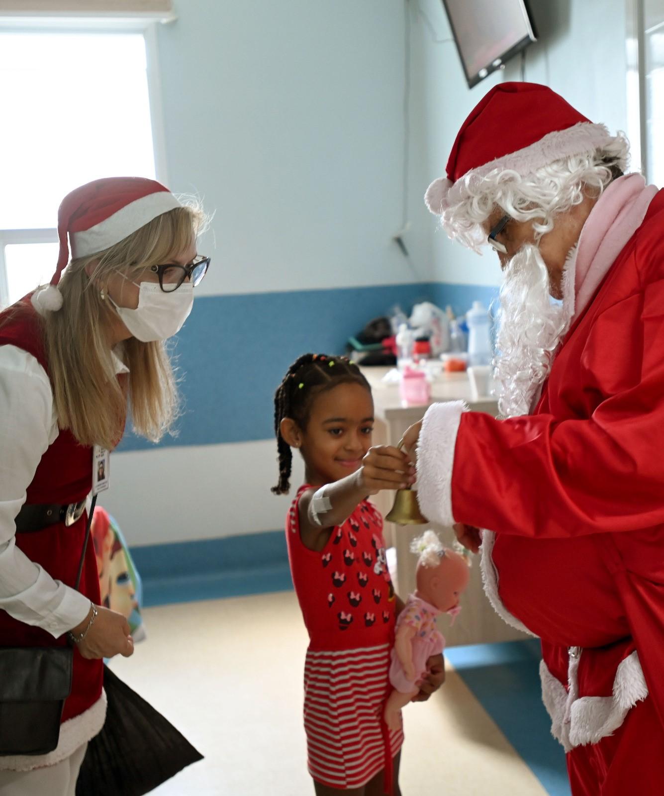 Papai e Mamãe Noel levaram alegria às crianças atendidas no Mário Gattinho no sábado