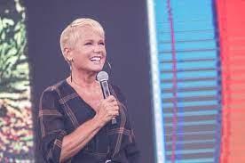 Xuxa se recusa a atender pedido de fã em porta de evento: 'Manda beijo para a galera'