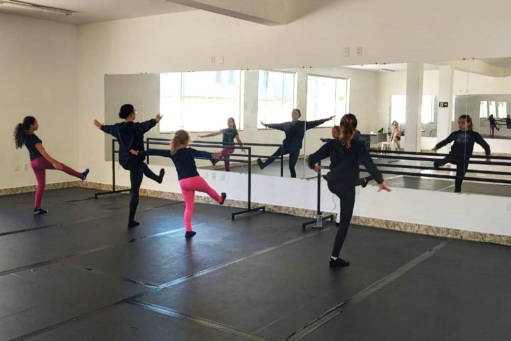 Biblioteca Municipal recebe aulas de dança contemporânea para crianças