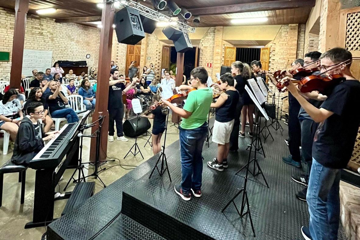 Conservatório Municipal tem lista de espera para aulas de instrumentos musicais