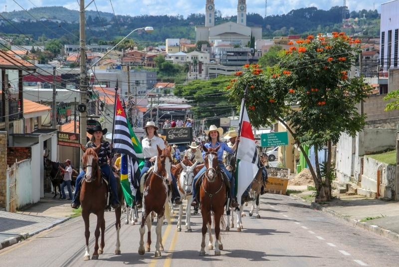 Desfile de Cavaleiros e Queima do Alho anunciam chegada da 60ª Festa da Uva de Vinhedo