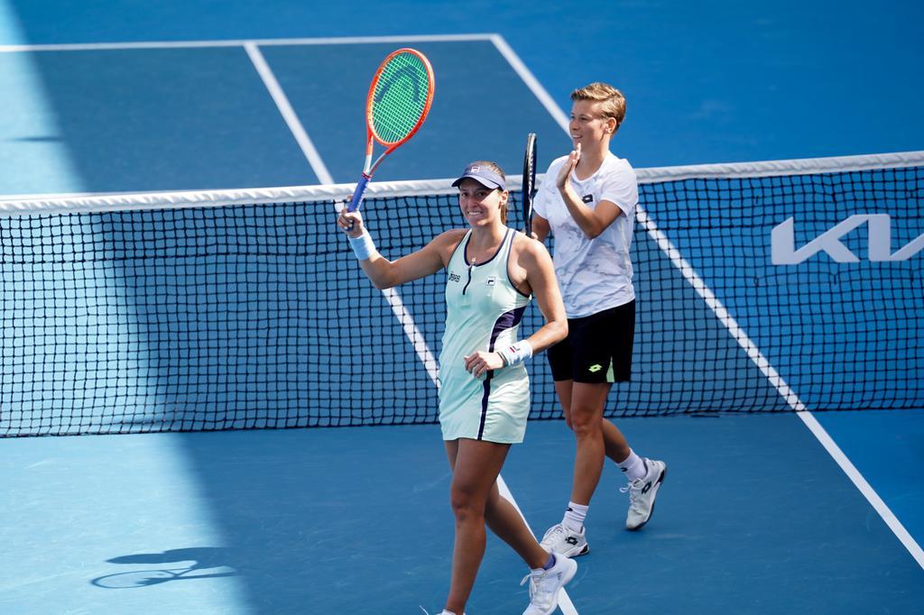 Luisa Stefani salva quatro match-points, vence batalha de três horas e vai às quartas de final no Australian Open