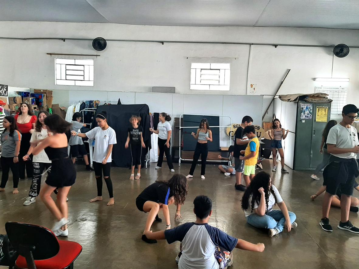 Abertas inscrições para aulas de teatro e rádio a alunos da Rede Municipal