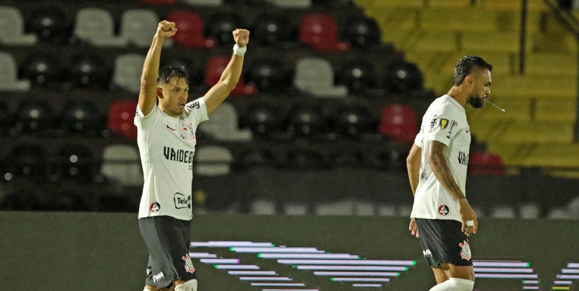 Corinthians goleia Botafogo e entra na disputa pela classificação