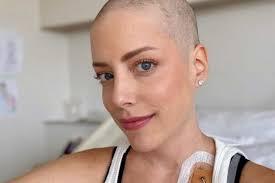 Fabiana Justus raspa os cabelos em tratamento contra leucemia