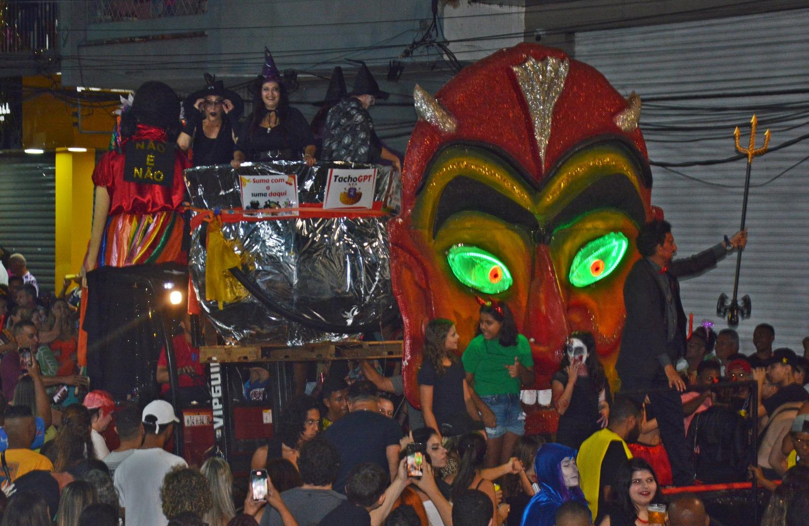 Folia em Itatiba tem início com desfile do Bloco Demônios Acadêmicos da Benjamin