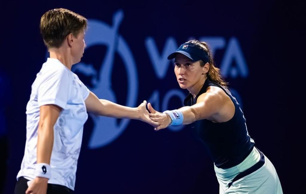 Luisa Stefani arrasa campeãs do Australian Open e vai à semifinal no WTA 1000 de Doha, no Qatar