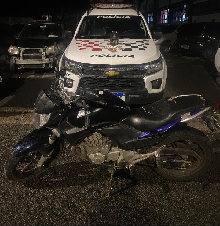 PM prende procurado pela Justiça por homicídio com moto roubada em SP
