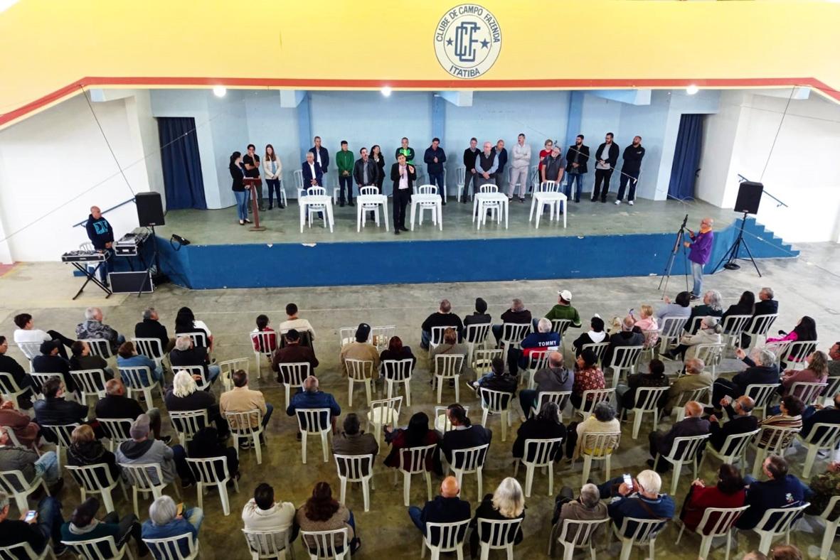 Prefeitura realiza 3ª entrega de título de propriedade para famílias do CCF