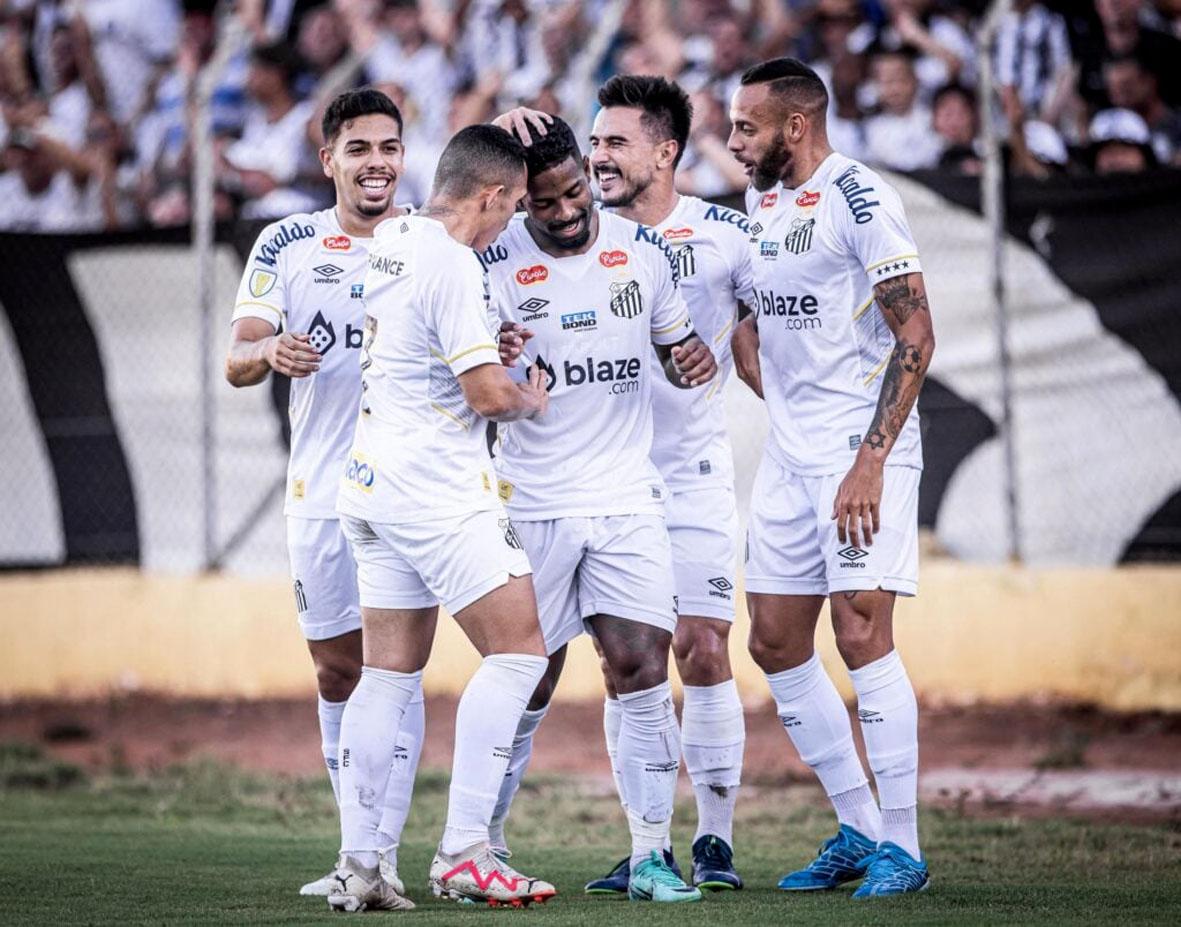  Santos sofre gol no fim, empata com Mirassol, mas lidera com folga