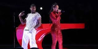 Usher levanta público no intervalo do Super Bowl com show repleto de convidados e sucessos
