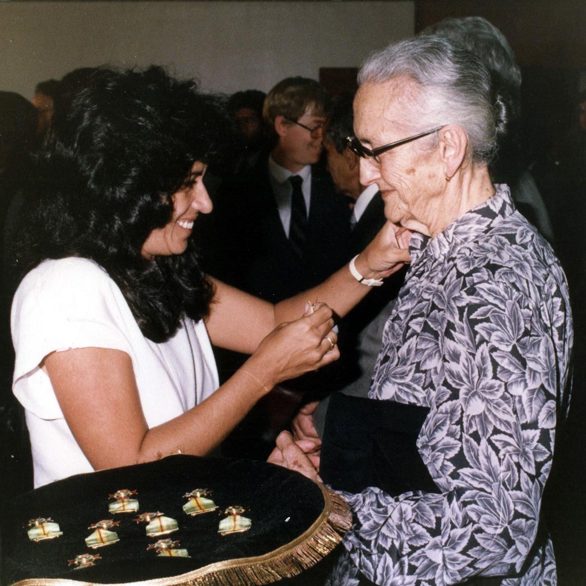 Dona Antonia recebe a Comenda da Ordem do Mérito do Trabalho em Brasília - 1987