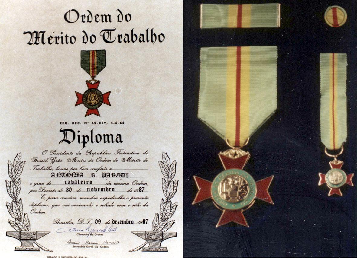 Dona Antonia recebe a Comenda da Ordem do Mérito do Trabalho em Brasília - 1987