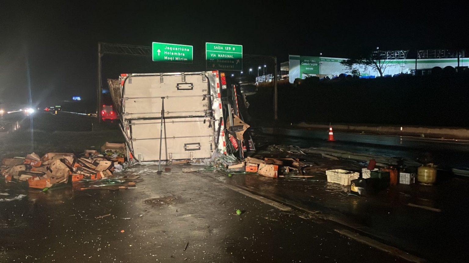 Caminhão tombado segue na Dom Pedro 24 horas após acidente