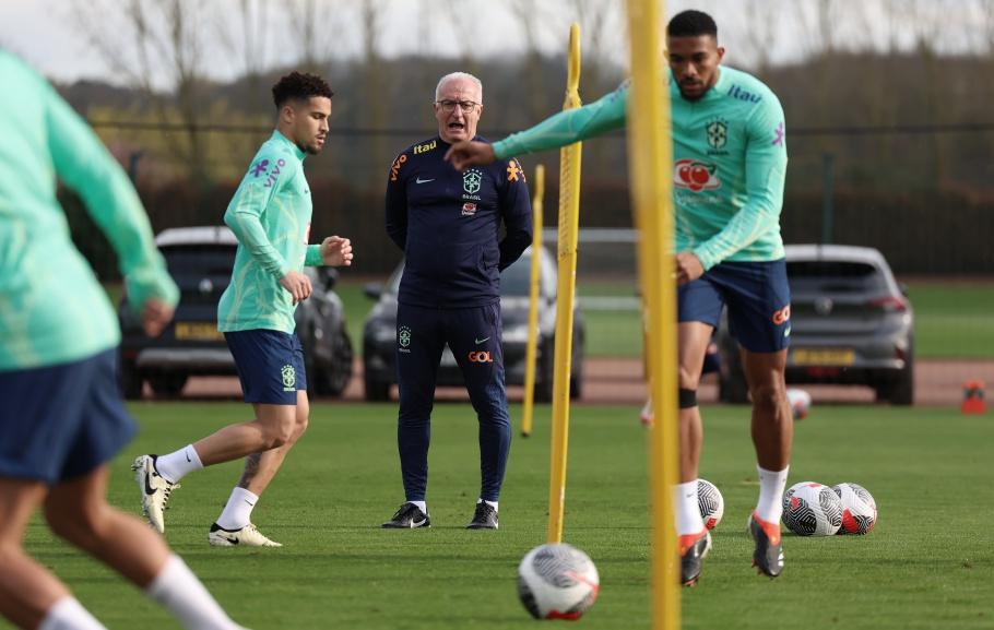 Com grupo completo, Seleção treina em Londres