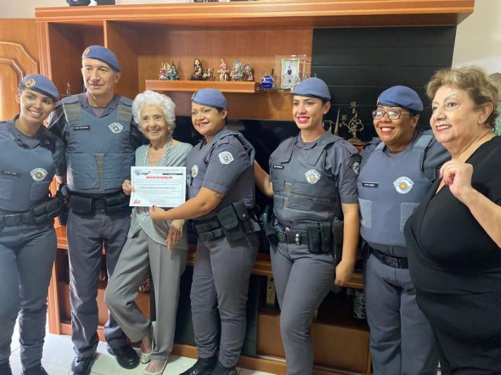 Idosa de quase 100 anos é homenageada por policiais em São Paulo