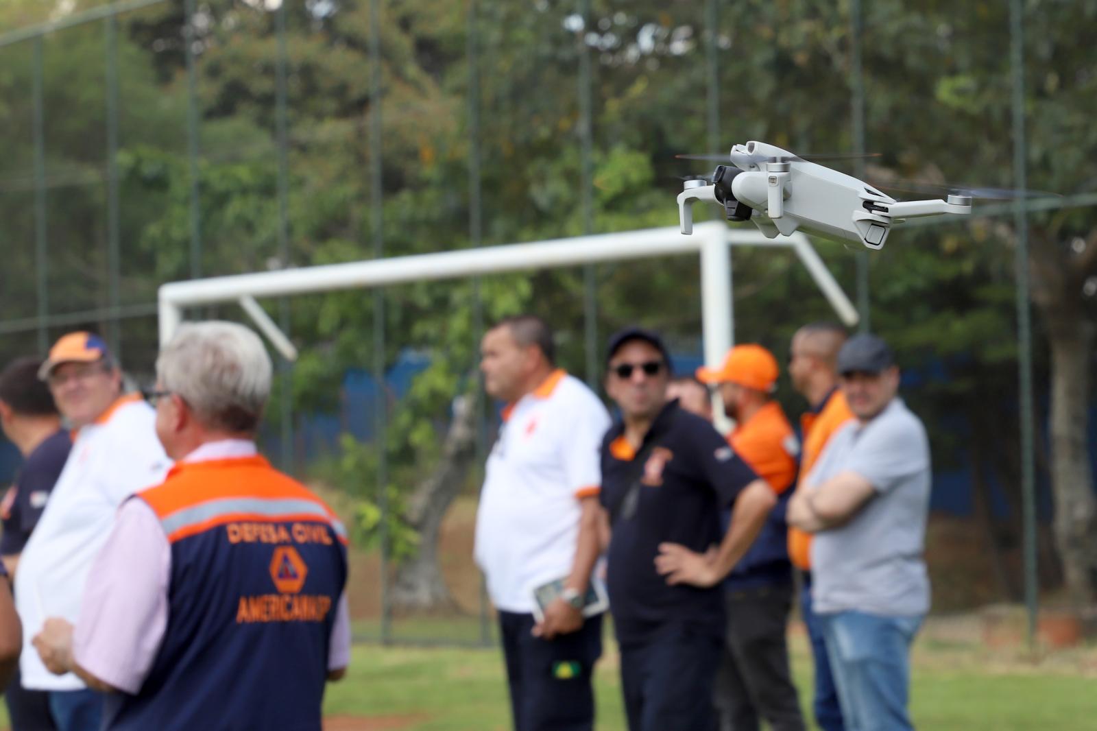 Pilotos de drone participam de treinamento para identificar criadouros do mosquito Aedes aegypti