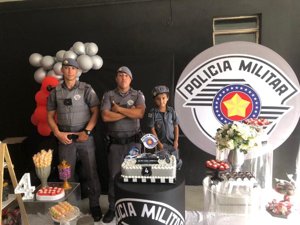Policiais de SP participam de festa surpresa de criança fã da PM