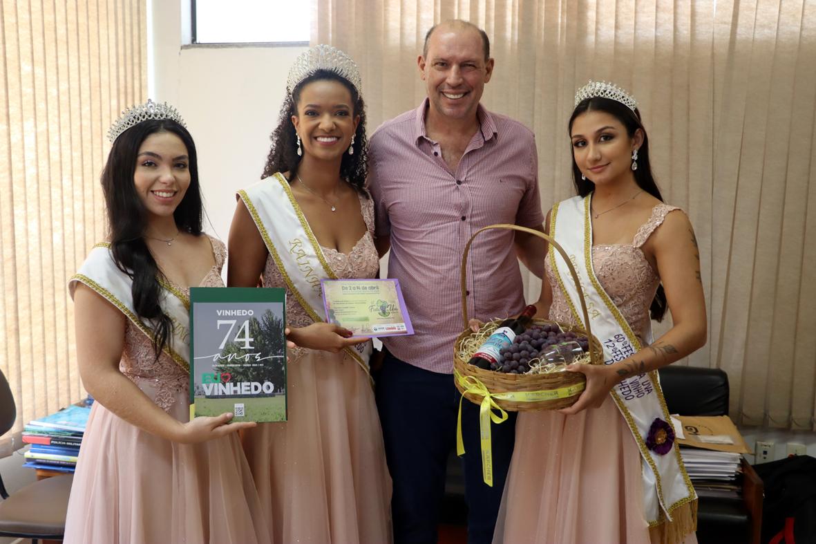Prefeito de Morungaba recebe rainha e princesas da 60ª Festa da Uva de Vinhedo