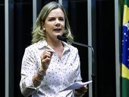PT assina acordo com PC de Cuba; Gleisi diz buscar meios para Brasil ajudar o país