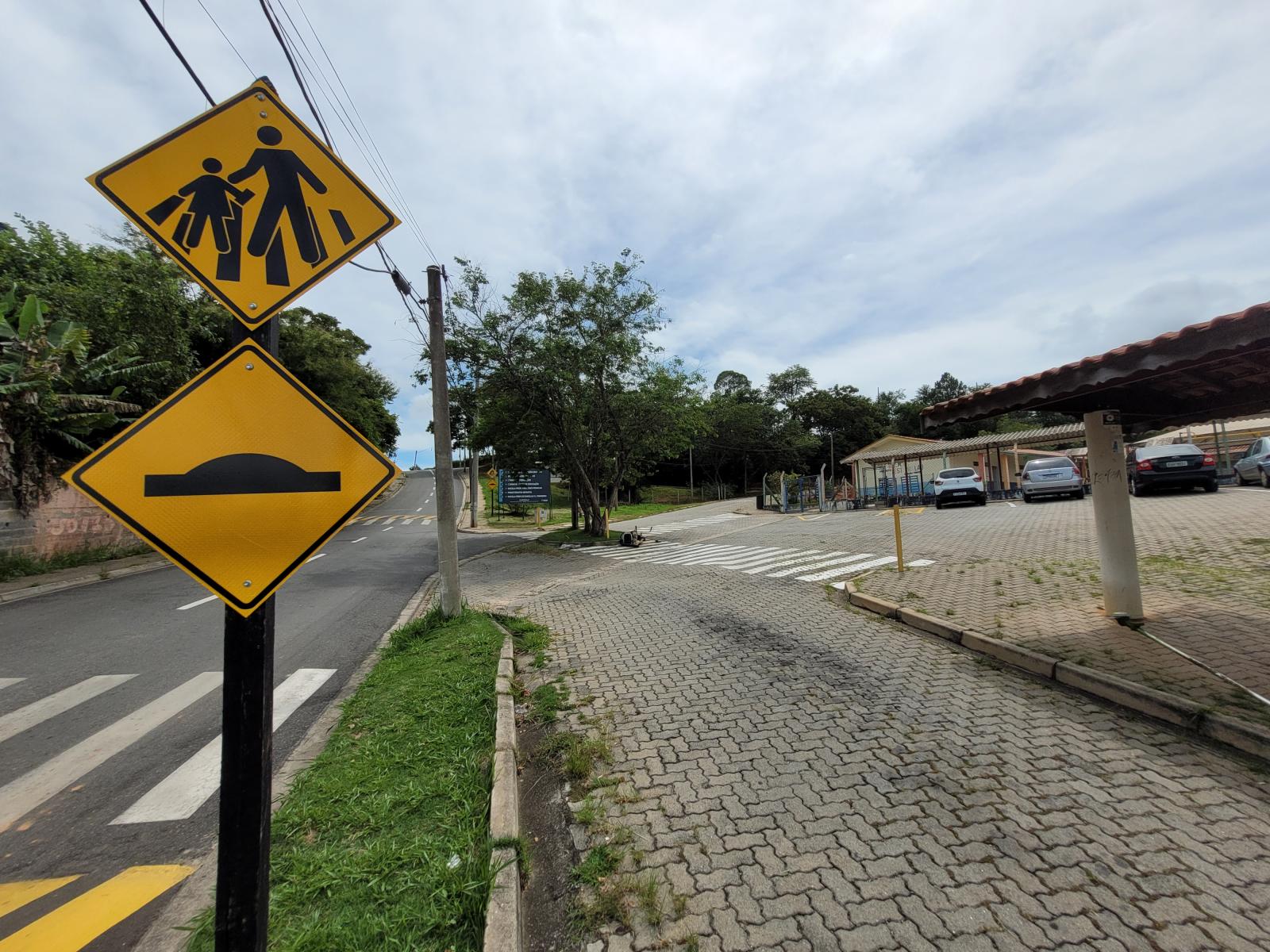 Rota das Bandeiras conclui revitalização de sinalização viária em duas escolas de Nazaré Paulista