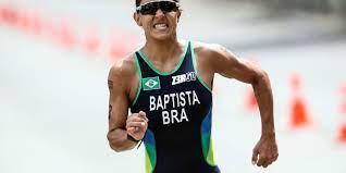 Triatleta Luisa Baptista dá primeiros passos após sofrer atropelamento