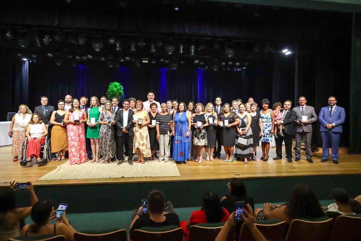 Vereadores prestam homenagens na entrega da medalha “Profa. Mari Soares”