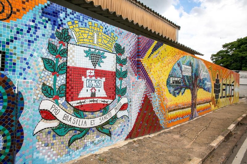 Vinhedo tem o maior mosaico em pastilhas do Brasil