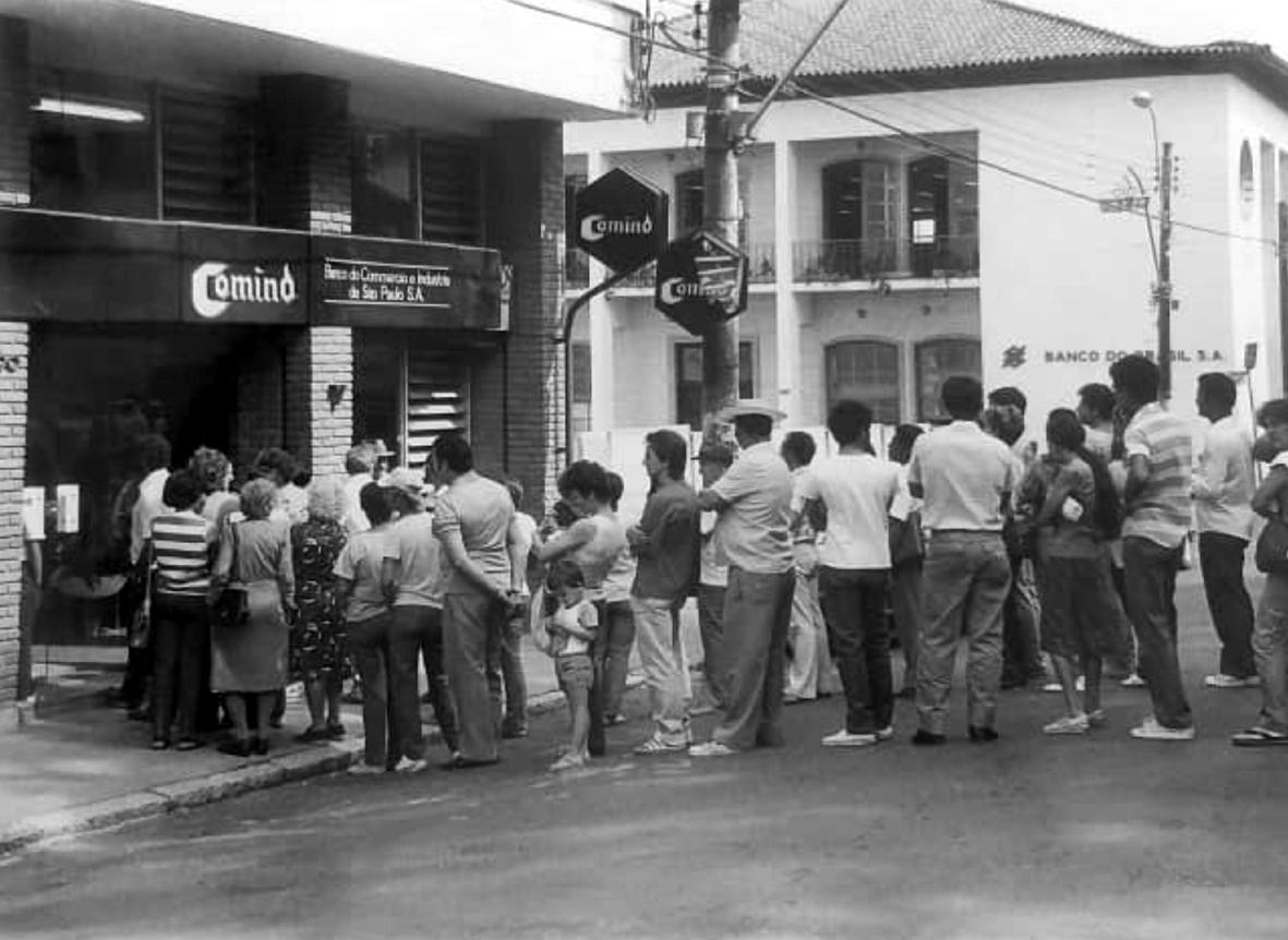 Fotos antigas de imóveis que  foram “derrubados” na praça