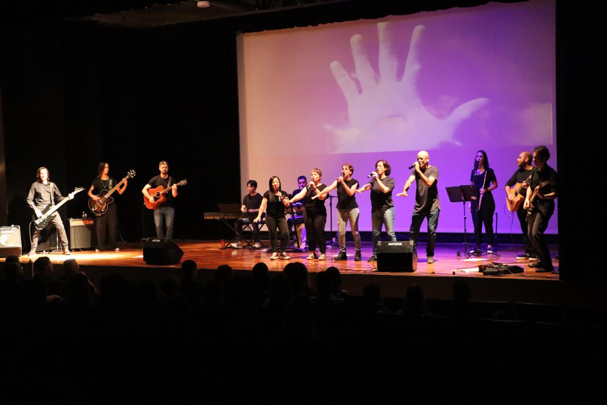 Banda do Mosteiro encanta público em apresentação no Teatro de Morungaba