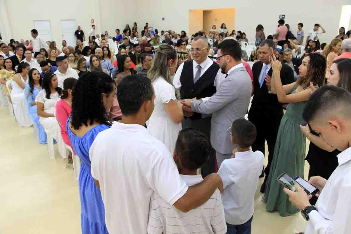 Casamento comunitário reúne noivos de várias idades e histórias
