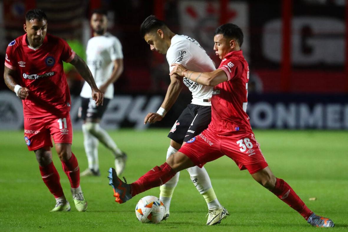  Corinthians é derrotado pelo o Argentino Juniors-ARG e perde a invencibilidade na Sul-Americana