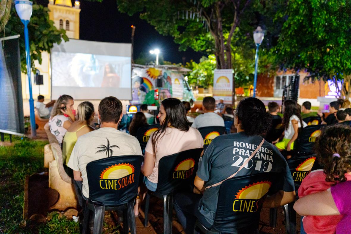 Furgão do CineSolar estaciona em Morungaba com sessões de cinema movido a energia solar, pipoca e atrações de graça para todos