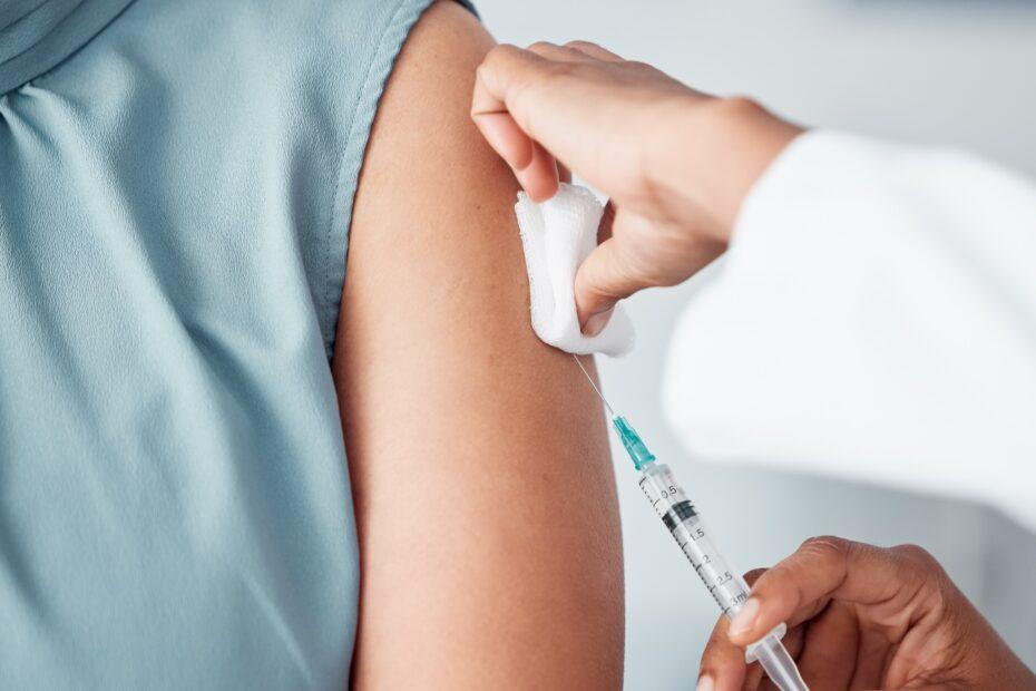 Governo de SP distribui dose única de vacina contra o HPV