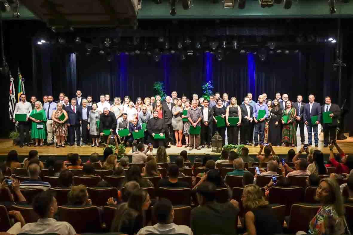 Homenageados são agraciados com títulos em cerimônia solene na Câmara Municipal