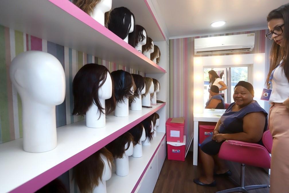 Trinta mulheres em tratamento contra o câncer recebem perucas no Mário Gatti