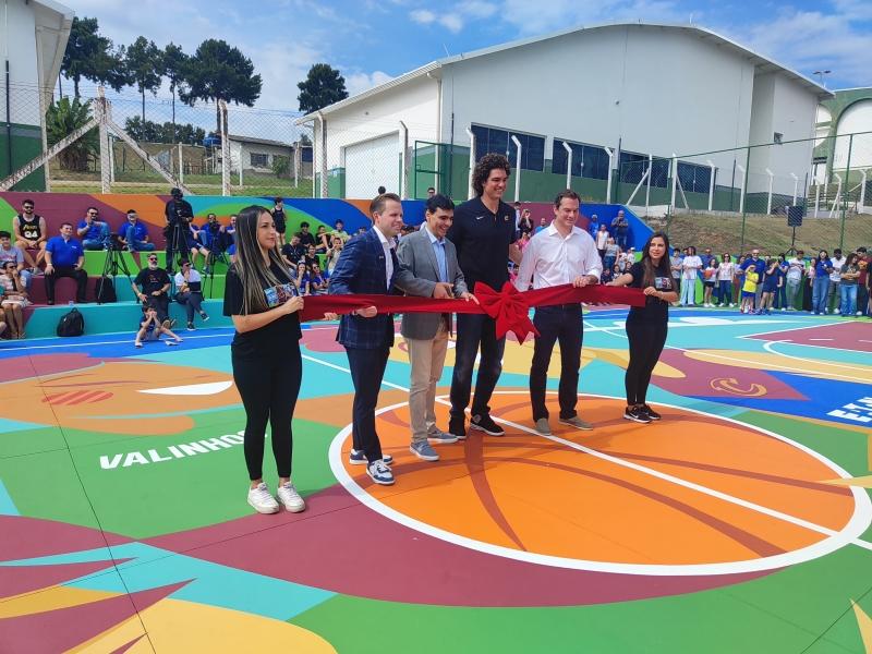 Valinhos inaugura quadra ‘NBA Station’ e recebe o ídolo do basquete Anderson Varejão